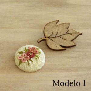 Broche hoja de madera y flores bordadas a mano