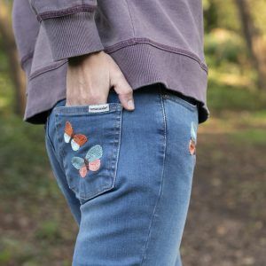 Aprende a personalizar tus vaqueros con mariposas de colores.