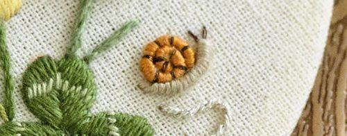 Caracol bordado a mano con nudo bullion - Arorua