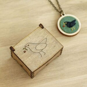 Colgante mirlo con caja de madera