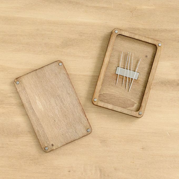 Caja de madera para guardar agujas