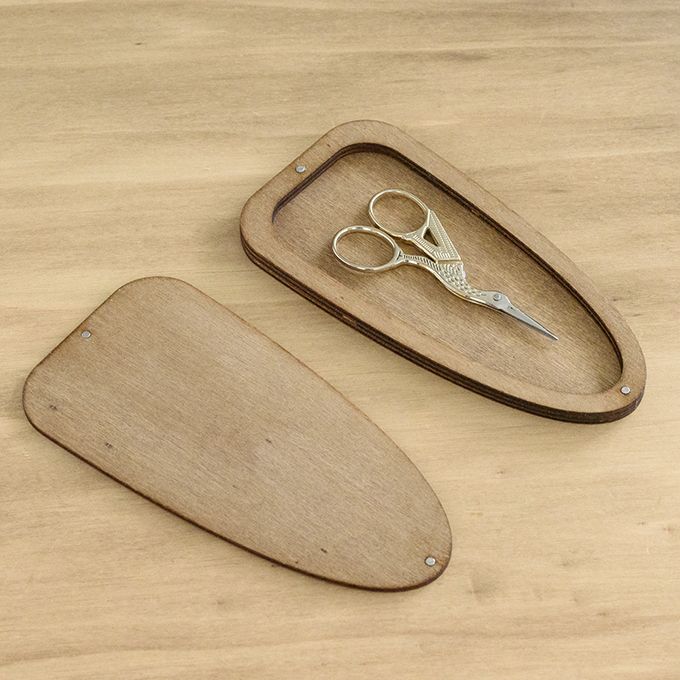 Caja de madera guarda tijeras