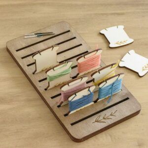 Bandeja de madera para organizar bobinas de hilo y posa agujas