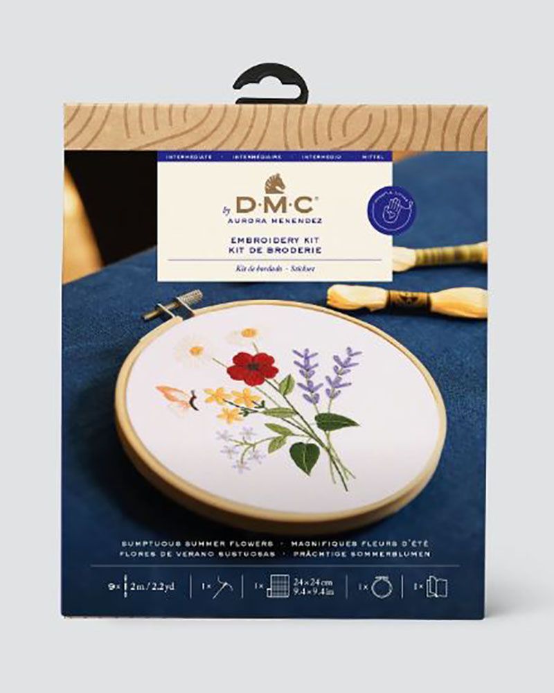 Kit de bordado botánico diseñado por Arorua en colaboración con DMC