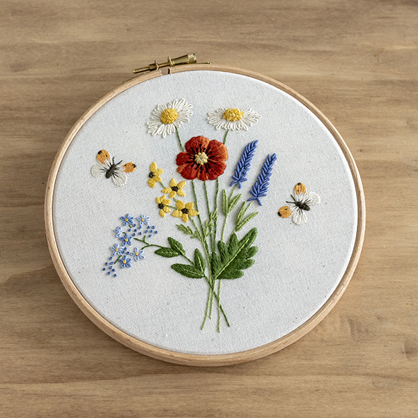 Patrón y tutorial de Bordado de un ramo de flores silvestres con amapolas, lavandas, no me olvides, margaritas y mariposas de Arorua