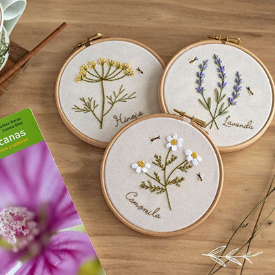Bordados de plantas silvestres: hinojo, lavanda y camomila parte de los proyectos del curso de iniciación al bordado botanico elherbariobordado de Arorua