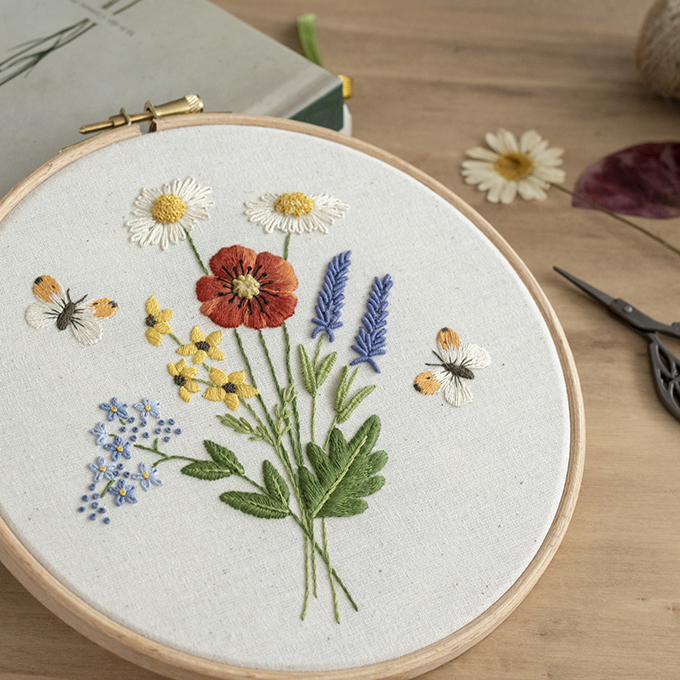 Patrón De Bordado Ramo Flores Silvestres Y Mariposas de Arorua