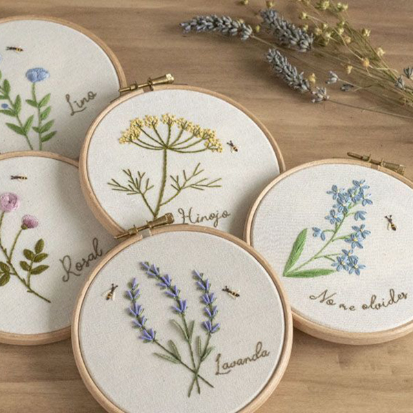 Lino, Rosal, Nomeolvides, Lavanda, Hinojo y Camomila proyectos para aprender a bordar estas plantas silvestres.