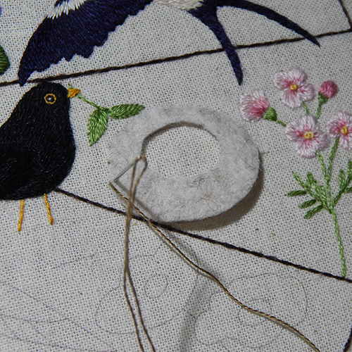 Bordado en relieve de un nido con fieltro
