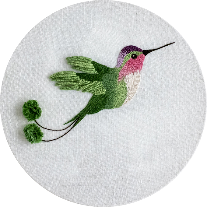 Colibrí bordado con la técnica de pintar con hilos y stumpwork de Arorua