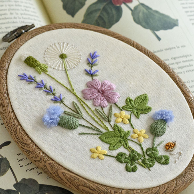 Conjunto de flores silvestres bordadas de forma realista por Arorua