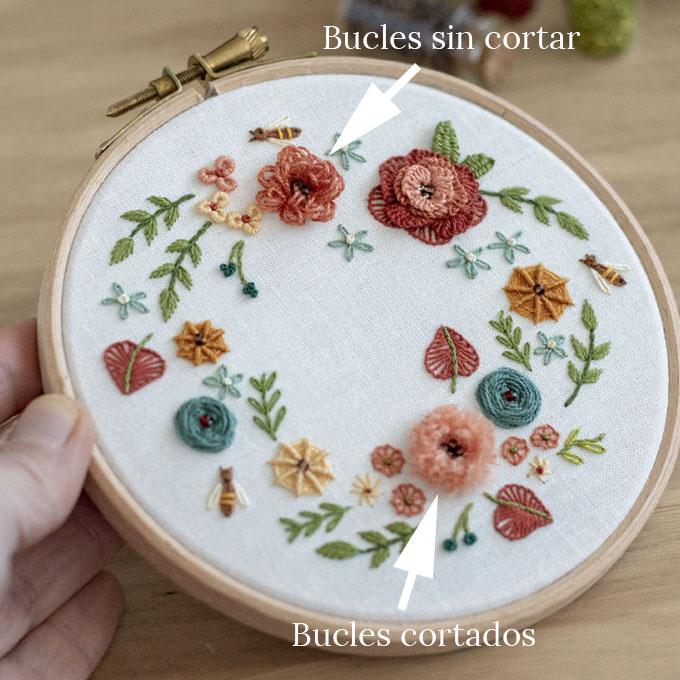 Ejemplos de acabado del punto de malta o Turkey Knot Stitch para bordar flores de Arorua