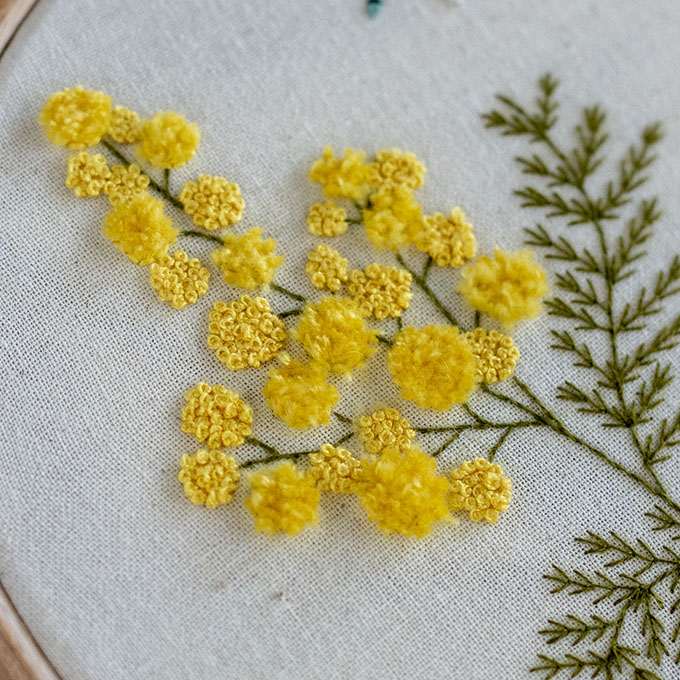 Mimosa bordada a mano usando nudo francés y punto Malta por Arorua