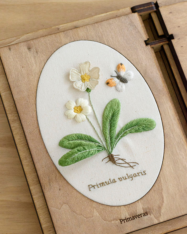 Cuaderno de campo #elherbariobordado detalle de primula vulgaris bordada en 3D por Arorua