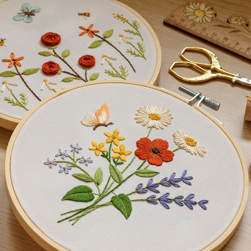 Kits de bordado con motivos florales diseñados para DMC por Arorua (Aurora Menendez)