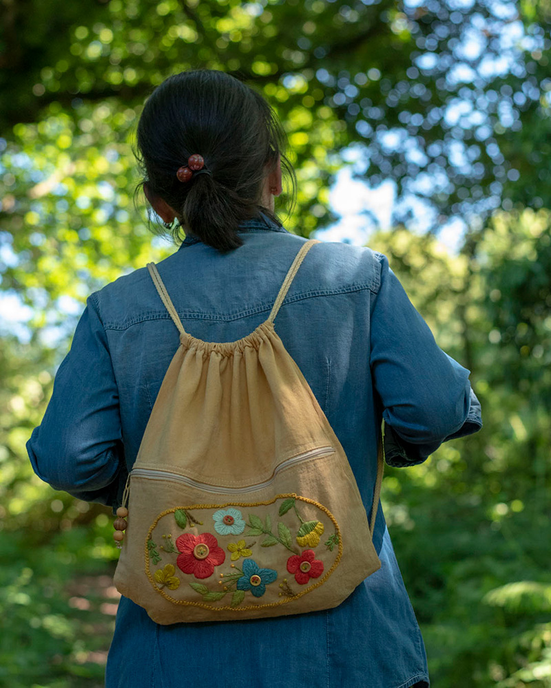 Mochila bordada a mano con motivos florales de Arorua