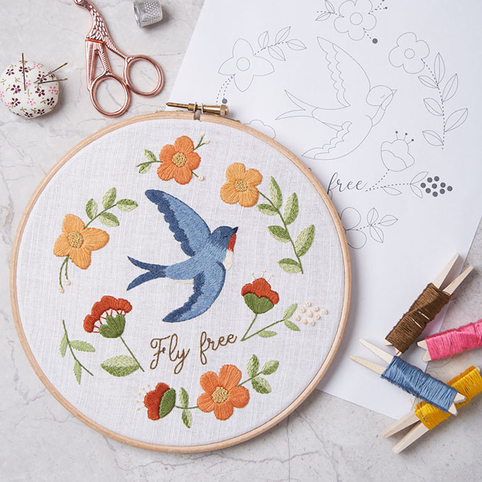 Bordado de estilo libre "Fly Free" Golondrina rodeada de flores realizado por Arorua