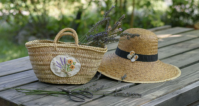 Capazo de palma y sombrero personalizados con parches bordados por Arorua