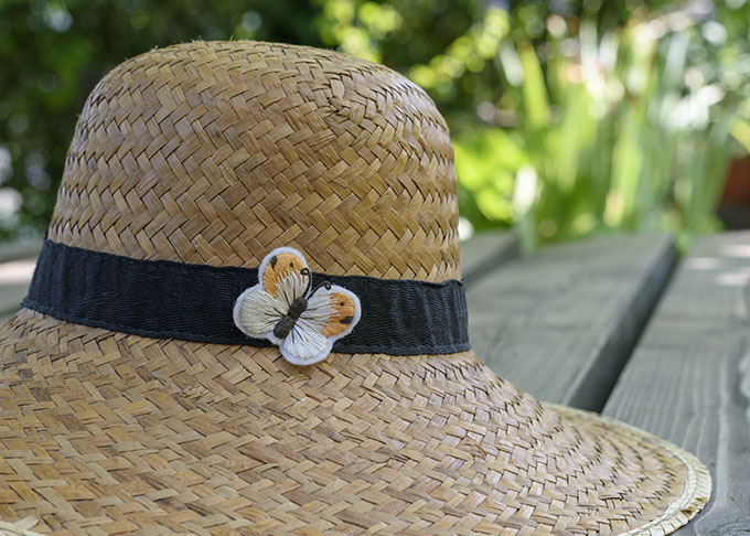 Sombrero de palma decorado con aplique bordado a mano con forma de mariposa por Arorua